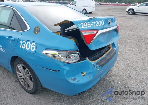 2015 Toyota Camry Hybrid Le z USA, uszkodzony, nr VIN 4T1BD1FK7FU173300